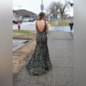 Ava Presley Size 4 Black and Gold Mermaid Prom Dress